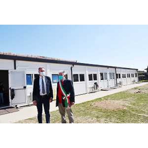 L'assessore regionale alle Infrastrutture GRaziano Pizzimenti con il sindaco di terzo D'Aquileia Giosualdo Quaini davanti ai moduli utilizzati nel plesso scolastico - L'assessore regionale alle Infrastrutture GRaziano Pizzimenti con il sindaco di terzo D'Aquileia Giosualdo Quaini davanti ai moduli utilizzati nel plesso scolastico