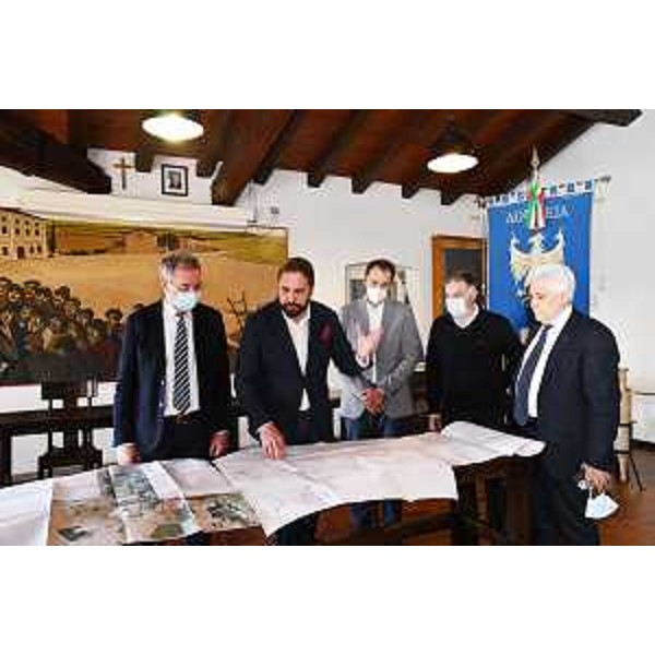 L'assessore regionale alle Infrastrutture Graziano Pizzimenti con il sindaco di Aquileia Emanuele Zorino che illustra la variante alla città Unesco all'espoente dell'esecutivo Fedriga - L'assessore regionale alle Infrastrutture Graziano Pizzimenti con il sindaco di Aquileia Emanuele Zorino che illustra la variante alla città Unesco all'espoente dell'esecutivo Fedriga