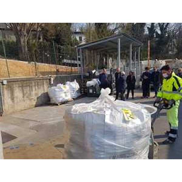 Le capsule di caffè vengono caricate sul camion per essere trasportate al centro specializzato della Net - Le capsule di caffè vengono caricate sul camion per essere trasportate al centro specializzato della Net