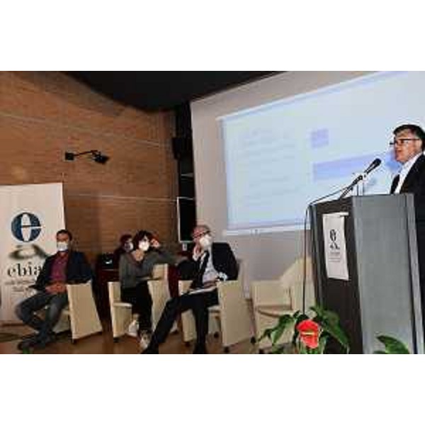 Il vicegovernatore Riccardi e l'assessore Rosolen mentre interviene il presidente di Ebiart Dario Bruni - Il vicegovernatore Riccardi e l'assessore Rosolen mentre interviene il presidente di Ebiart Dario Bruni