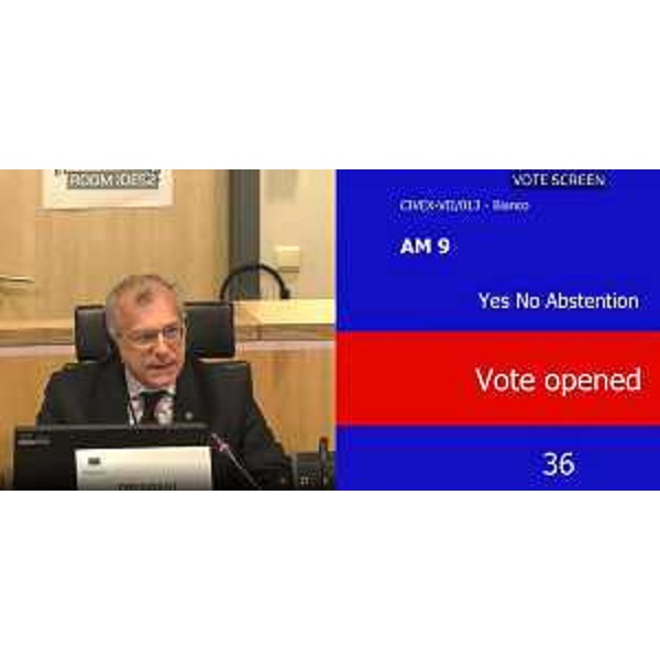 Il presidente del Cr Fvg, Piero Mauro Zanin, dirige le operazioni di voto - Il presidente del Cr Fvg, Piero Mauro Zanin, dirige le operazioni di voto