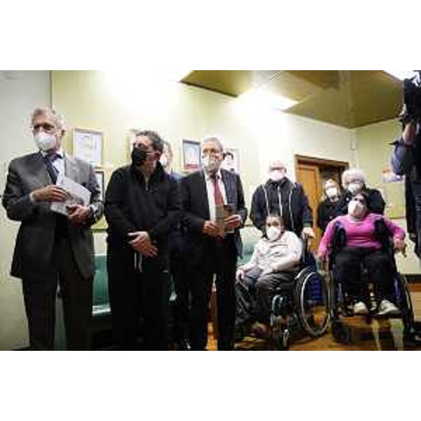 Il presidente del Consiglio regionale, Piero Mauro Zanin, Demmis Maricchio, il consigliere Furio Honsell, Sara Peric e Valentina Feresin - Il presidente del Consiglio regionale, Piero Mauro Zanin, Demmis Maricchio, il consigliere Furio Honsell, Sara Peric e Valentina Feresin