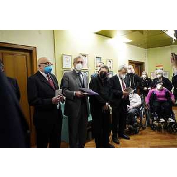 Il presidente di Anteas-Il faro di Grado, Tullio Troian, il presidente del Consiglio regionale, Piero Mauro Zanin, e Demmis Maricchio - Il presidente di Anteas-Il faro di Grado, Tullio Troian, il presidente del Consiglio regionale, Piero Mauro Zanin, e Demmis Maricchio