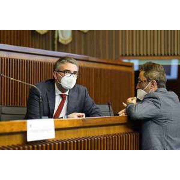 L'assessore Fvg delegato ai rapporti con il Consiglio, Pierpaolo Roberti, con Stefano Mazzolini (Lega) - L'assessore Fvg delegato ai rapporti con il Consiglio, Pierpaolo Roberti, con Stefano Mazzolini (Lega)