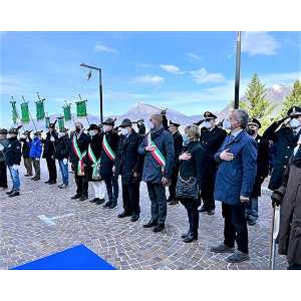 Barbara Zilli, assessore regionale alle Finanze, in piazza del Ferro a Gemona del Friuli. - Barbara Zilli, assessore regionale alle Finanze, in piazza del Ferro a Gemona del Friuli.