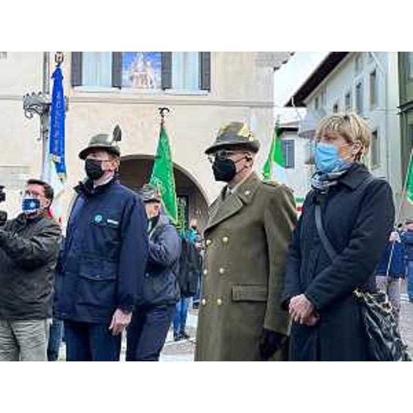 L'assessore regionale alle Finanze, Barbara Zilli, in piazza Municipio a Gemona del Friuli per la deposizione di una corona d'alloro ai caduti. - L'assessore regionale alle Finanze, Barbara Zilli, in piazza Municipio a Gemona del Friuli per la deposizione di una corona d'alloro ai caduti.