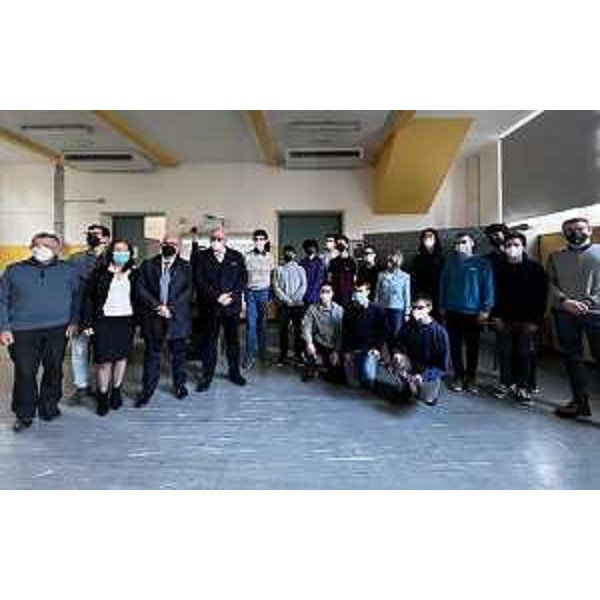 L'assessore regionale Sebastiano Callari con i vincitori della gara regionale delle Olimpiadi della fisica al liceo "Duca degli Abruzzi" di Gorizia - L'assessore regionale Sebastiano Callari con i vincitori della gara regionale delle Olimpiadi della fisica al liceo "Duca degli Abruzzi" di Gorizia