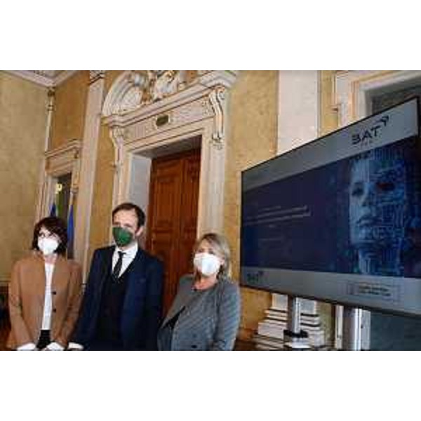 Nella foto da sinistra l'assessore Alessia Rosolen, il governatore Massimiliano Fedriga e Roberta Palazzetti, presidente e amministratore delegato di Bat Italia e area director per il Sud Europa - Nella foto da sinistra l'assessore Alessia Rosolen, il governatore Massimiliano Fedriga e Roberta Palazzetti, presidente e amministratore delegato di Bat Italia e area director per il Sud Europa