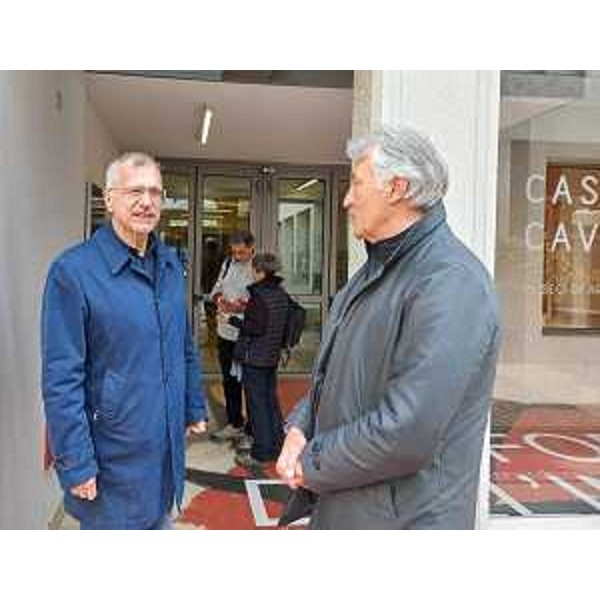 Piero Mauro Zanin (a sinistra) assieme a Fabrizio Cigolot all'esterno di Casa Cavazzini a Udine - Piero Mauro Zanin (a sinistra) assieme a Fabrizio Cigolot all'esterno di Casa Cavazzini a Udine