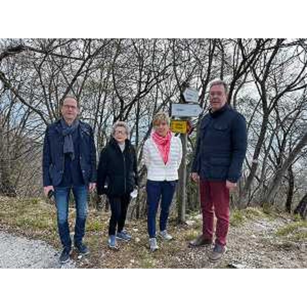 Gli assessori Zilli e Pizzimenti il sindaco di Bordano e il presidente della Comunità di montagna del Gemonese durante il sopralluogo a Bordano sulla strada interrotta dalla frana. - Gli assessori Zilli e Pizzimenti il sindaco di Bordano e il presidente della Comunità di montagna del Gemonese durante il sopralluogo a Bordano sulla strada interrotta dalla frana.