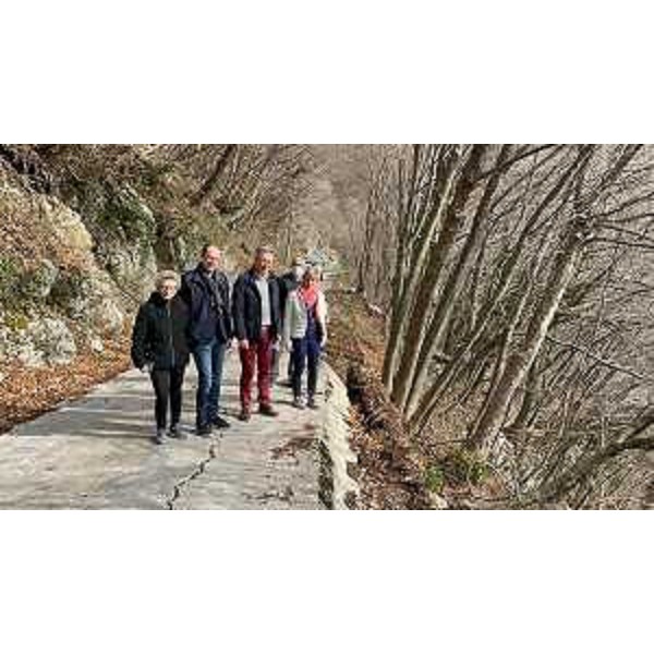 Gli assessori Zilli e Pizzimenti il sindaco di Bordano e il presidente della Comunità di montagna del Gemonese durante il sopralluogo a Bordano sulla strada interrotta dalla frana. - Gli assessori Zilli e Pizzimenti il sindaco di Bordano e il presidente della Comunità di montagna del Gemonese durante il sopralluogo a Bordano sulla strada interrotta dalla frana.