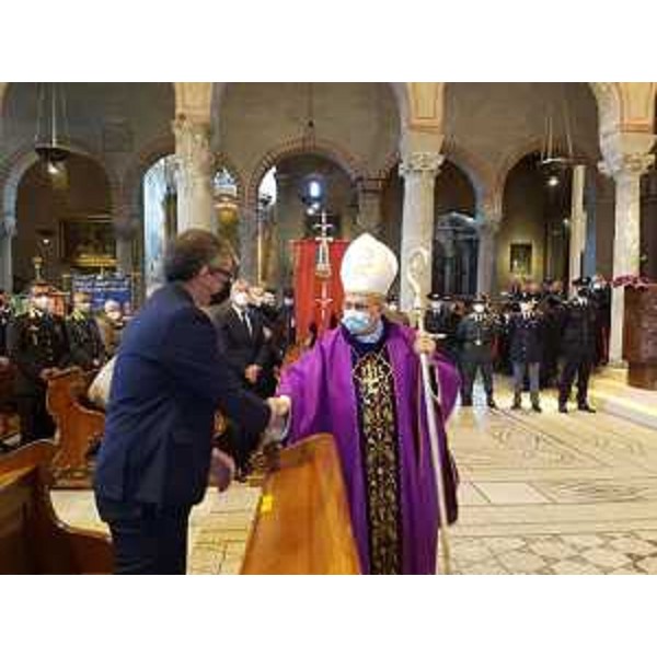 La stretta di mano fra l'assessore Pierpaolo Roberti e monsignor Crepaldi a conclusione della celebrazione del Precetto pasquale interforze - La stretta di mano fra l'assessore Pierpaolo Roberti e monsignor Crepaldi a conclusione della celebrazione del Precetto pasquale interforze