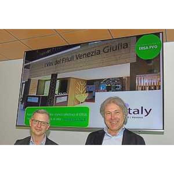 Gli assessori regionali alle Risorse agroalimentari, forestali, ittiche e montagna, Stefano Zannier (a sinistra), e alle Attività produttive e Turismo, Sergio Emidio Bini nel corso della presentazione di Vinitaly - Gli assessori regionali alle Risorse agroalimentari, forestali, ittiche e montagna, Stefano Zannier (a sinistra), e alle Attività produttive e Turismo, Sergio Emidio Bini nel corso della presentazione di Vinitaly 