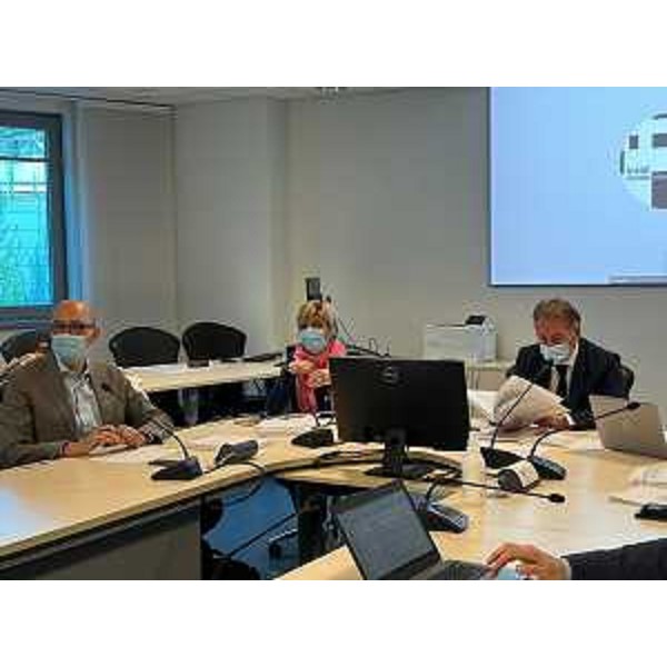 Gli assessori alla Difesa dellAmbiente, energia e sviluppo sostenibile Fabio Scoccimarro e alle Finanze Barbara Zilli con gli amministratori dei Comuni interessati al Contratto di Fiume per il Natisone. - Gli assessori alla Difesa dellAmbiente, energia e sviluppo sostenibile Fabio Scoccimarro e alle Finanze Barbara Zilli con gli amministratori dei Comuni interessati al Contratto di Fiume per il Natisone. 