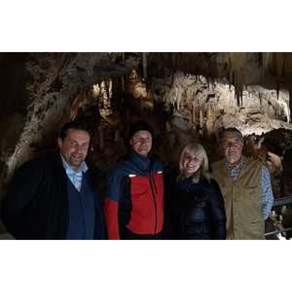 Il consigliere di Progetto Fvg/Ar, Edy Morandini (primo da sinistra), durante la visita alle grotte - Il consigliere di Progetto Fvg/Ar, Edy Morandini (primo da sinistra), durante la visita alle grotte 