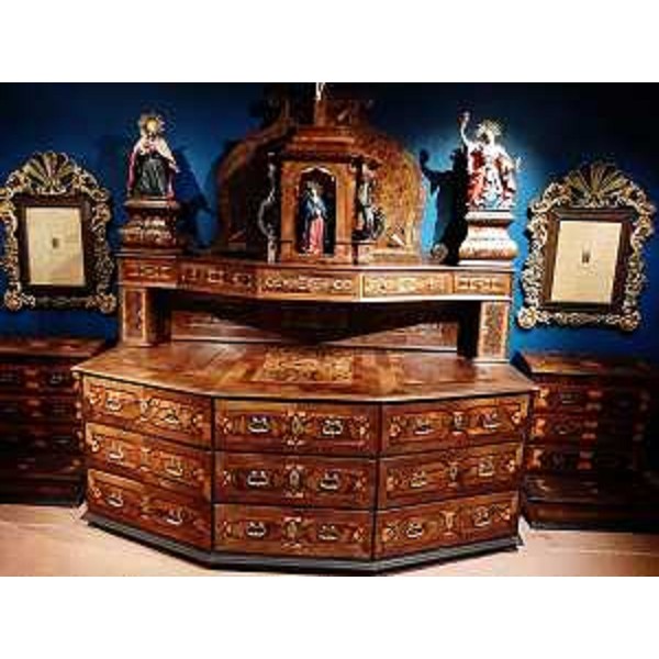 Lo splendido mobile da sacrestia neorestaurato per la mostra permanente delle Orsoline - Lo splendido mobile da sacrestia neorestaurato per la mostra permanente delle Orsoline 