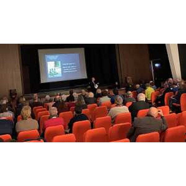 La sala di Tarcento durante la presentazione - La sala di Tarcento durante la presentazione