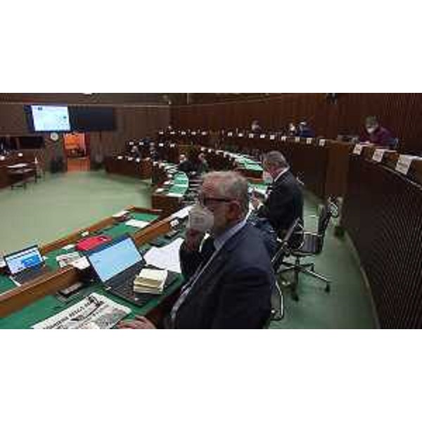 In primo piano Emanuele Zanon (Regione Futura) durante una seduta della III Commissione consiliare - In primo piano Emanuele Zanon (Regione Futura) durante una seduta della III Commissione consiliare