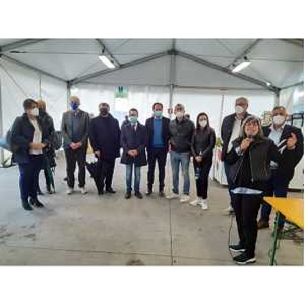 In primo piano la presidente di Lignano in fiore Onlus, Donatella Pasquin - In primo piano la presidente di Lignano in fiore Onlus, Donatella Pasquin