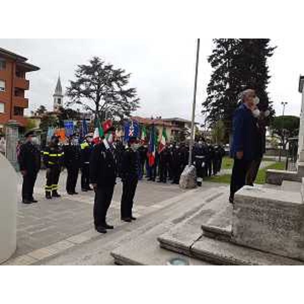 Il presidente Piero Mauro Zanin al monumento ai Caduti di Codroipo per la ricorrenza del 25 aprile - Il presidente Piero Mauro Zanin al monumento ai Caduti di Codroipo per la ricorrenza del 25 aprile