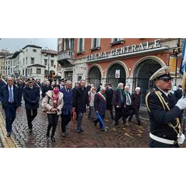 Il presidente Zanin con l'assessore regionale Pizzimenti in corteo a Udine - Il presidente Zanin con l'assessore regionale Pizzimenti in corteo a Udine