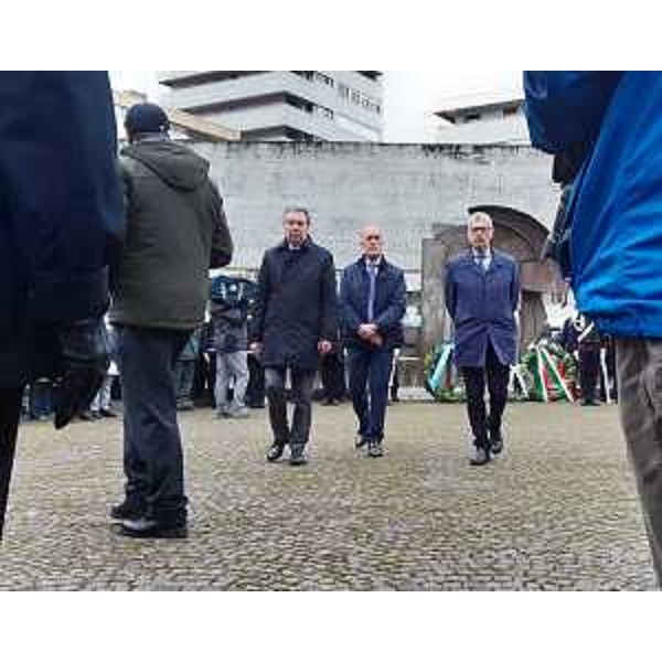 L'assessore Pizzimenti, il prefetto di Udine Marchesiello e il presidente Zanin alla deposizione della corona d'alloro al monumento alla Resistenza - L'assessore Pizzimenti, il prefetto di Udine Marchesiello e il presidente Zanin alla deposizione della corona d'alloro al monumento alla Resistenza