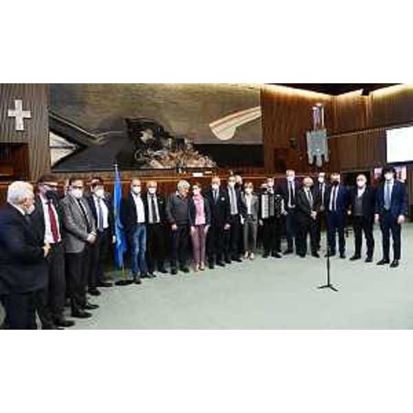 Consiglieri e assessori regionali con Persello e la famiglia Petris al termine della celebrazione in Aula - Consiglieri e assessori regionali con Persello e la famiglia Petris al termine della celebrazione in Aula