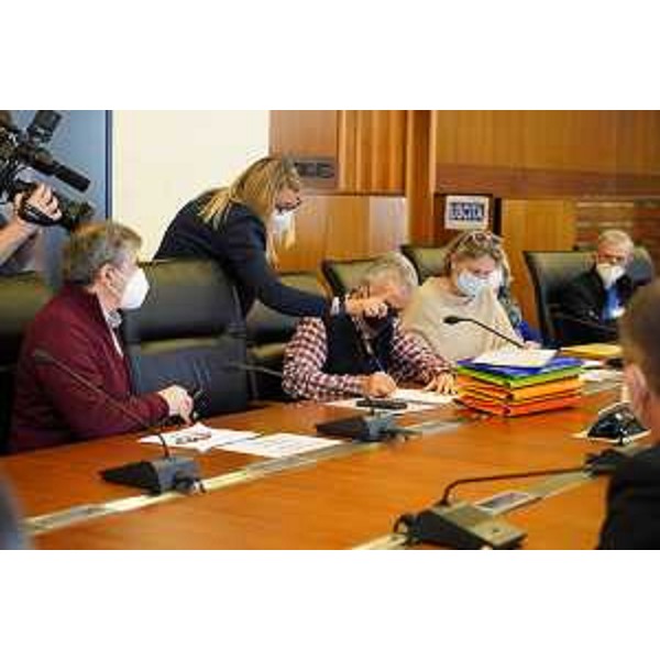 La consegna della petizione alla presidenza del Cosniglio regionale - La consegna della petizione alla presidenza del Cosniglio regionale