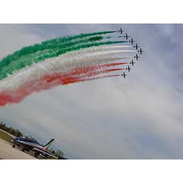 Il Tricolore disegnato dalla Pattuglia acrobatica nazionale; a terra, l'MB339 del comandante - Il Tricolore disegnato dalla Pattuglia acrobatica nazionale; a terra, l'MB339 del comandante