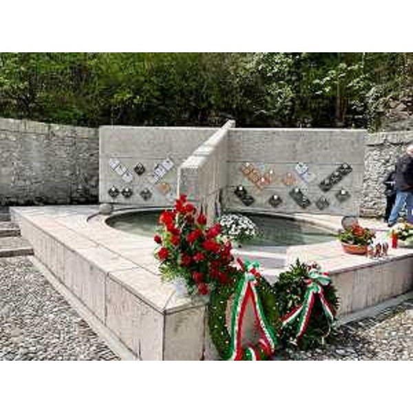 Cimitero monumentale "Martiri 2 maggio 1945" in ricordo eccidio Avasinis. - Cimitero monumentale "Martiri 2 maggio 1945" in ricordo eccidio Avasinis.