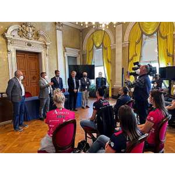 Le atlete della Cda Volley Talmassons seguono gli interventi delle autorità - Le atlete della Cda Volley Talmassons seguono gli interventi delle autorità