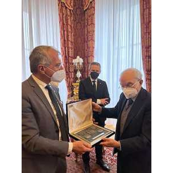 La Presidenza del Consiglio regionale Fvg durante la consegna della targa al presidente della Corte Costituzionale, Giuliano Amato - La Presidenza del Consiglio regionale Fvg durante la consegna della targa al presidente della Corte Costituzionale, Giuliano Amato 