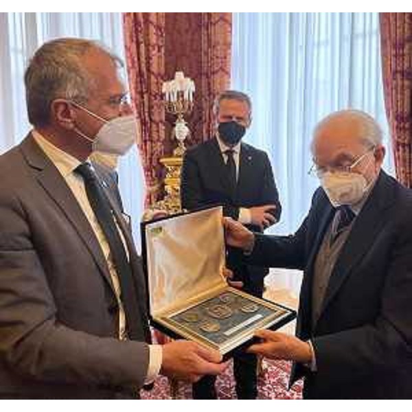 La consegna della targa del Consiglio regionale a Giuliano Amato - La consegna della targa del Consiglio regionale a Giuliano Amato