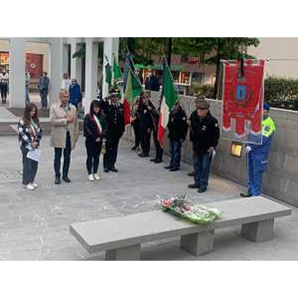 Un momento della cerimonia svoltasi a Majano in ricordo delle vittime del sisma del '76 - Un momento della cerimonia svoltasi a Majano in ricordo delle vittime del sisma del '76