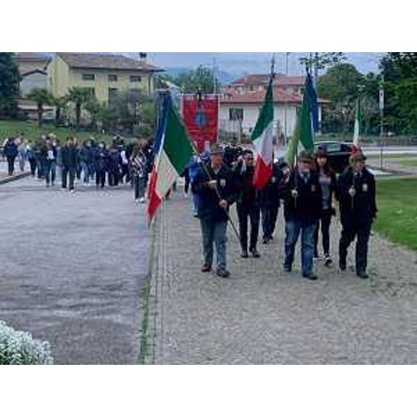 Un momento della cerimonia a Majano per ricordare le vittime del sisma - Un momento della cerimonia a Majano per ricordare le vittime del sisma