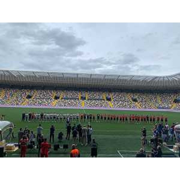 Le compagini protagoniste al torneo calcistico "Insieme per la solidarietà" in campo prima del fischio d'inizio - Le compagini protagoniste al torneo calcistico "Insieme per la solidarietà" in campo prima del fischio d'inizio
