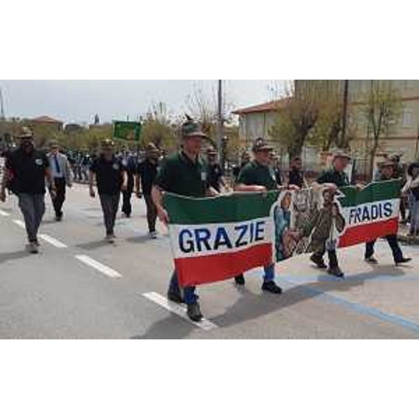 Uno degli slogan degli alpini del Fvg all'adunata nazionale di Rimini - Uno degli slogan degli alpini del Fvg all'adunata nazionale di Rimini