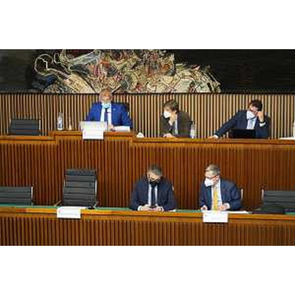 I banchi della Presidenza del Consiglio regionale e della Giunta - I banchi della Presidenza del Consiglio regionale e della Giunta