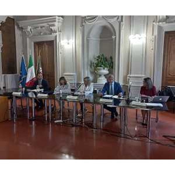 Il tavolo dei relatori al dibattito ospitato in un salone del Consiglio regionale dell'Umbria, a Perugia - Il tavolo dei relatori al dibattito ospitato in un salone del Consiglio regionale dell'Umbria, a Perugia