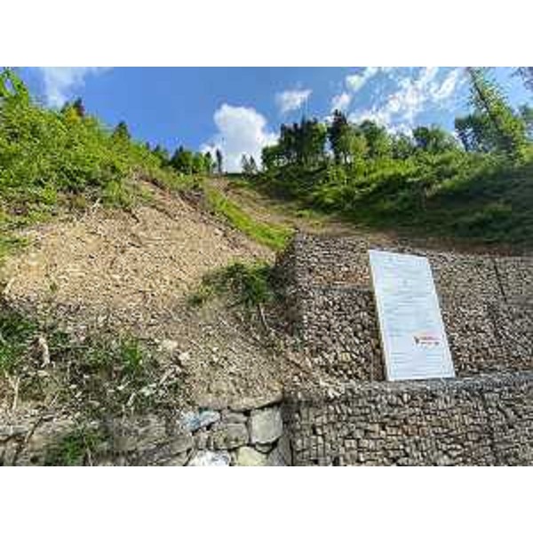 Uno dei cantieri di Sutrio lungo la vecchia strada che porta verso la cima dello Zoncolan - Uno dei cantieri di Sutrio lungo la vecchia strada che porta verso la cima dello Zoncolan