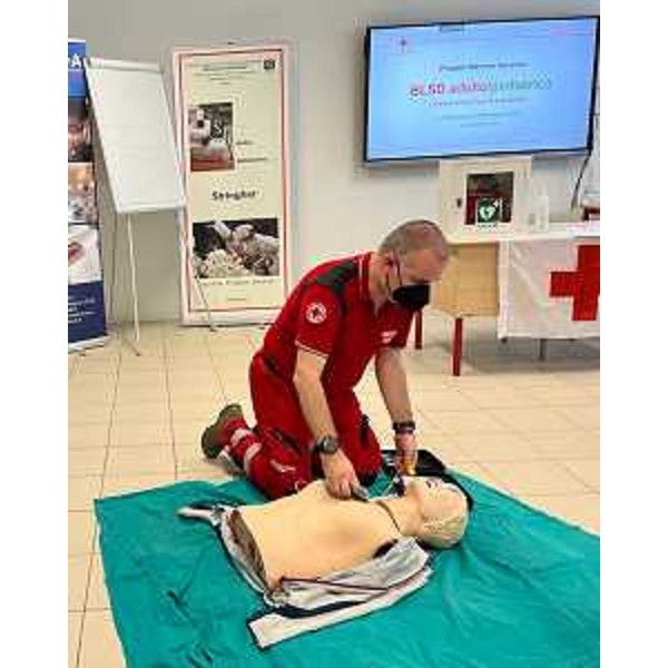 Un momento del corso di formazione per l'utilizzo del defibrillatore. - Un momento del corso di formazione per l'utilizzo del defibrillatore.