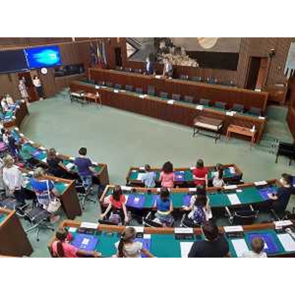 Gli allievi della IV A e IV B della scuola primaria di Gonars nell'emiciclo del Consiglio regionale - Gli allievi della IV A e IV B della scuola primaria di Gonars nell'emiciclo del Consiglio regionale