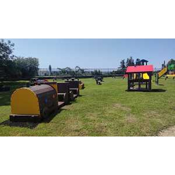 Arredi per giardini e parchi realizzati con plastica riciclata, a Villa Gallici Deciani in mostra - Arredi per giardini e parchi realizzati con plastica riciclata, a Villa Gallici Deciani in mostra 