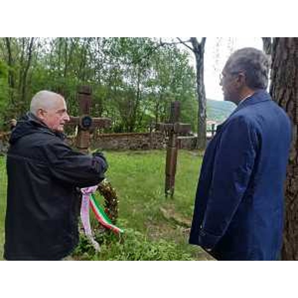 Il tenente Machella con la presidenza del Cr Fvg alla deposizione della corona, a Krempna, ai caduti in Polonia - Il tenente Machella con la presidenza del Cr Fvg alla deposizione della corona, a Krempna, ai caduti in Polonia