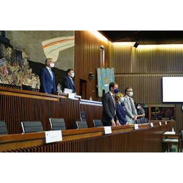 Banchi della Presidenza Cr e della Giunta durante la commemorazione di Gaetano Valenti - Banchi della Presidenza Cr e della Giunta durante la commemorazione di Gaetano Valenti