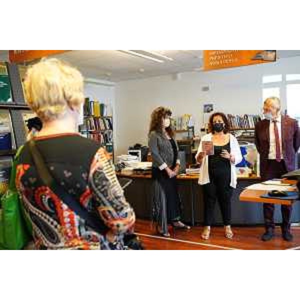 La pittrice Ingrid Kuris, la critica d'arte Giada Caliendo e la presidenza del Cr Fvg - La pittrice Ingrid Kuris, la critica d'arte Giada Caliendo e la presidenza del Cr Fvg