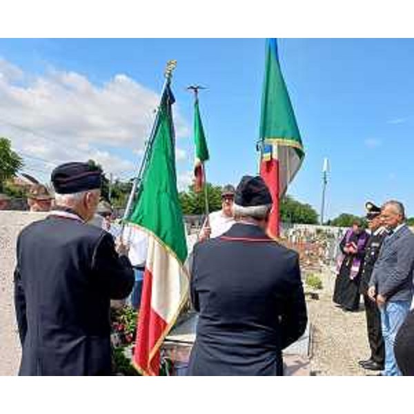 Il raccoglimento davanti alla tomba di Antonio Ferraro - Il raccoglimento davanti alla tomba di Antonio Ferraro