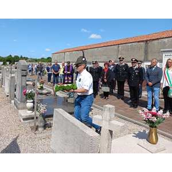 La deposizione della corona in ricordo del carabiniere che venne ucciso, assieme ad altri due colleghi, 50 anni fa a Peteano - La deposizione della corona in ricordo del carabiniere che venne ucciso, assieme ad altri due colleghi, 50 anni fa a Peteano