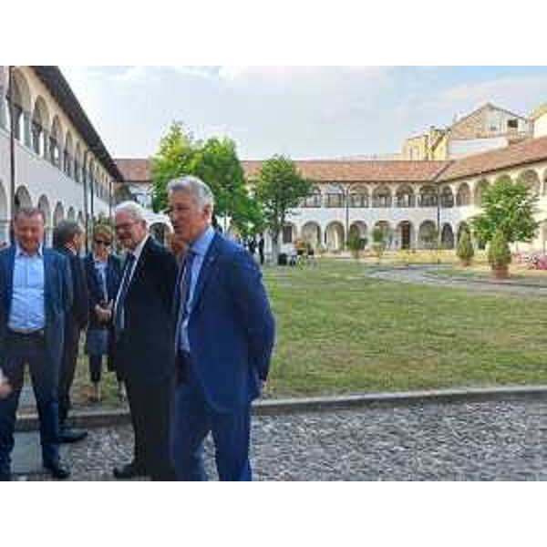 Rappresentanti delle istituzioni nel chiostro della Prefettura di Udine - Rappresentanti delle istituzioni nel chiostro della Prefettura di Udine