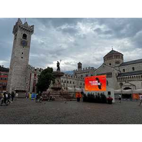 Trento dipinta di arancione per il "17° Festival dell'Economia" - Trento dipinta di arancione per il "17° Festival dell'Economia"